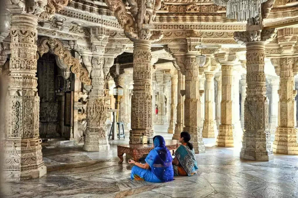 Feligreses jainas en Ranakpur