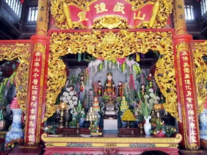 Altar en el templo Lieu Hanh, Hanoi