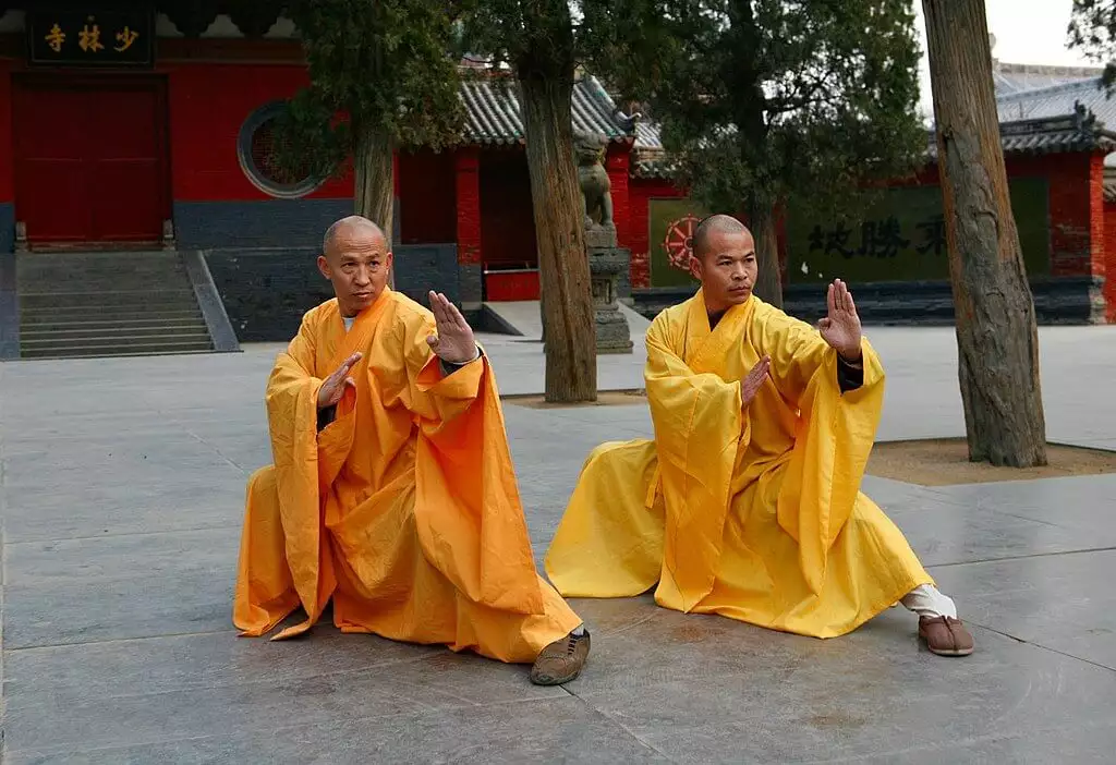 Dos grandes maestros del Templo Shaolin Shi DeRu y Shi DeYang, discípulos descendientes del difunto Gran Gran Maestro del Templo Shaolin Shi SuXi