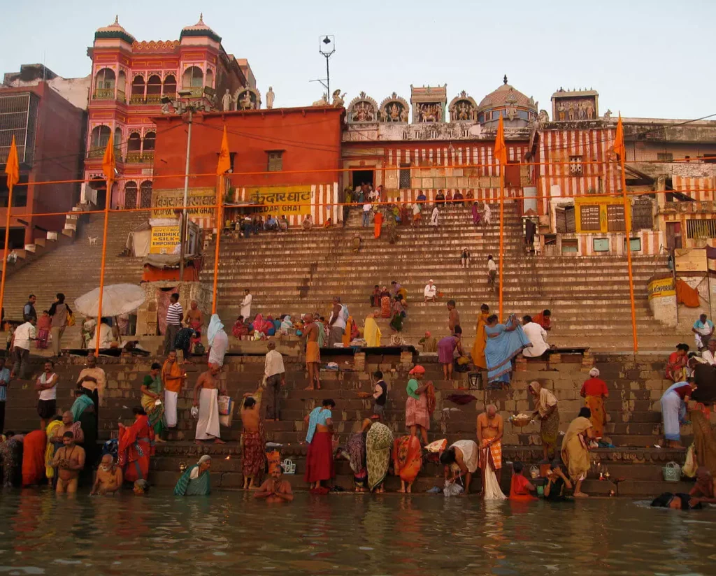 Peregrinos bañándose en el Ganges, Varanasi