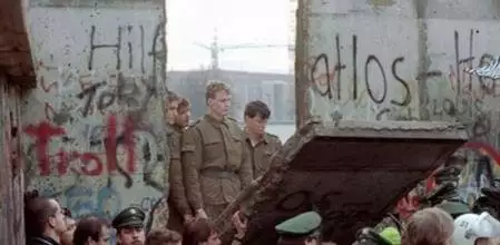 Soldados de la RDA tras la caída del muro de Berlín