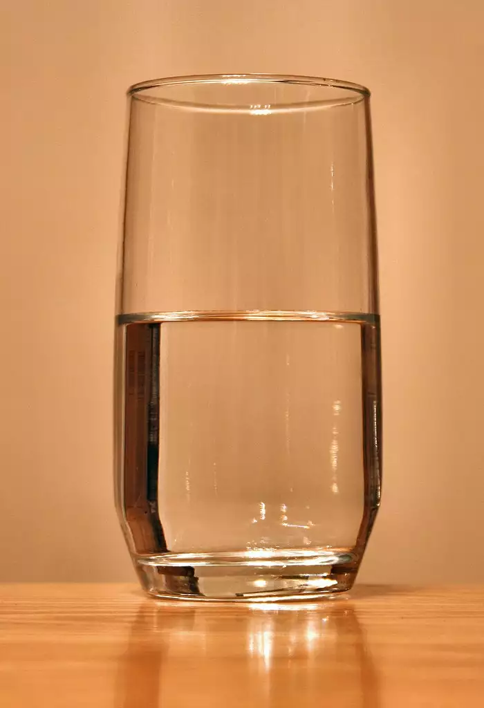 El dilema del vaso medio lleno o medio vacío representa muy bien el paradigma del optimismo El dilema del vaso medio lleno o medio vacío representa muy bien el paradigma del optimismo