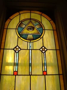Ojo de la Providencia en la vidriera de la iglesia de Fifield, Wisconsin