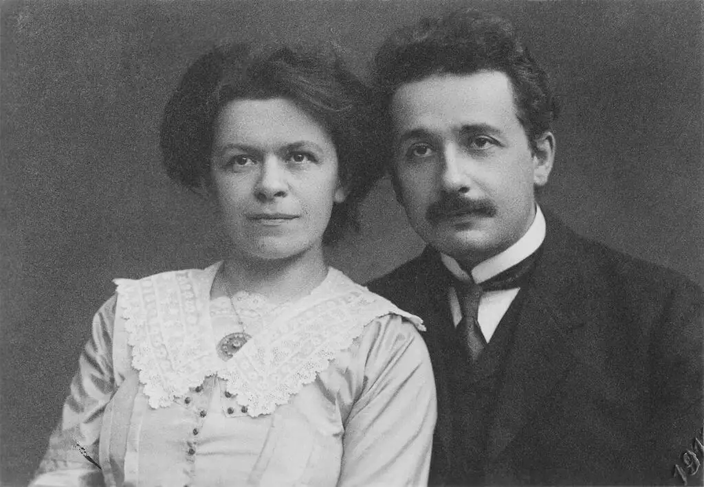 Albert Einstein y su esposa Mileva Maric Albert Einstein y su esposa Mileva Maric
