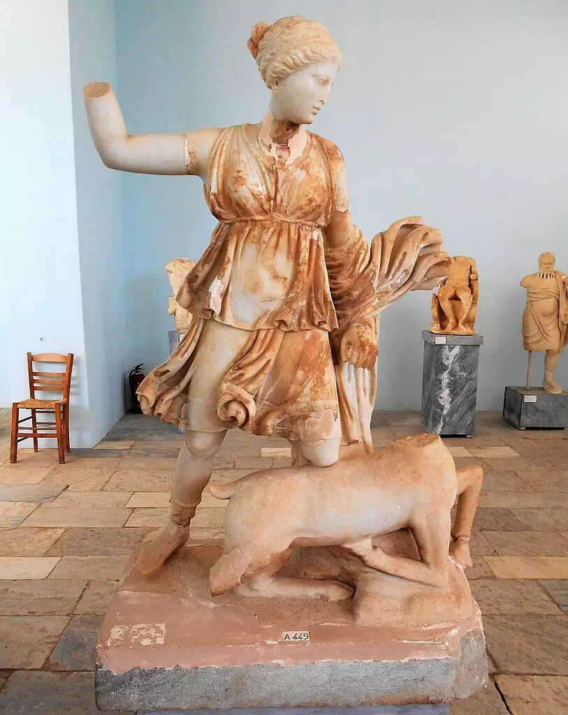 Estatua de Artemisa matando un ciervo, Museo de Delos, Grecia