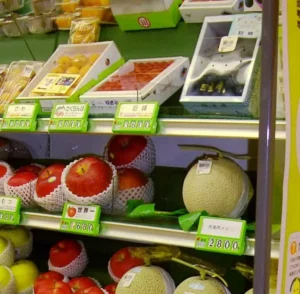 Frutas en un supermercado japonés