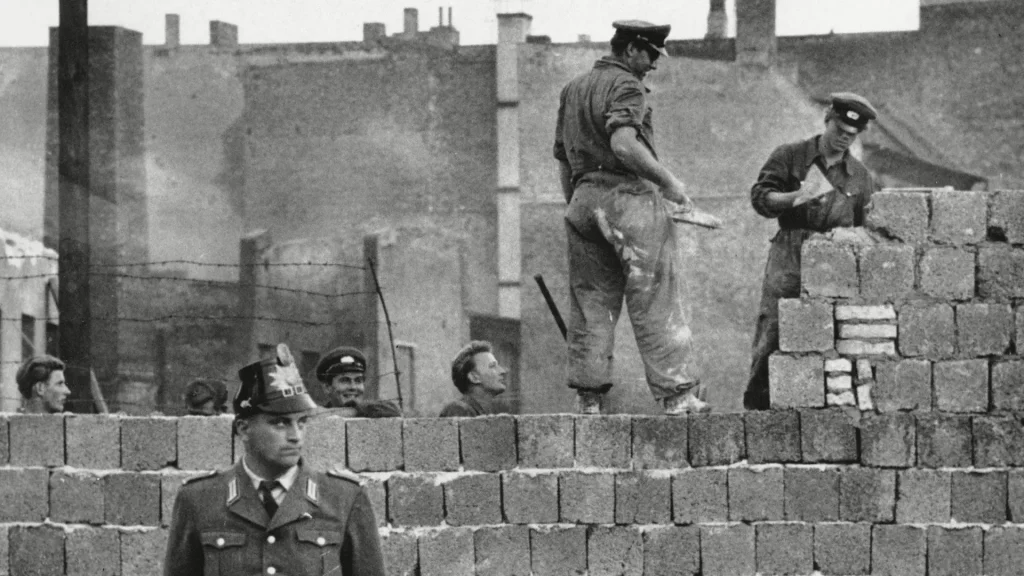 Construcción del muro de Berlín en 1961