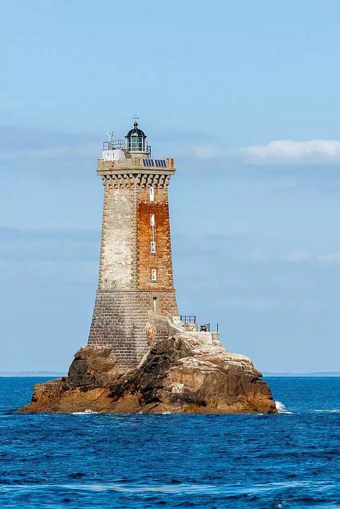 Un faro es el ejemplo clásico de un bien público, pues beneficia a todos los usuarios marítimos y no puede excluirse a ninguno de usarlo Un faro es el ejemplo clásico de un bien público, pues beneficia a todos los usuarios marítimos y no puede excluirse a ninguno de usarlo