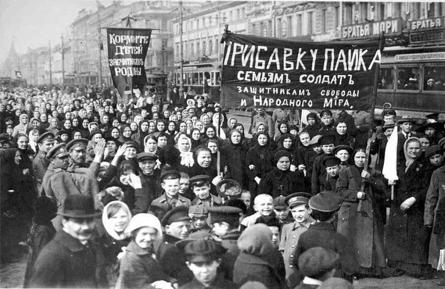 La Revolución rusa fue la primera revolución comunista de la historia La Revolución rusa fue la primera revolución comunista de la historia