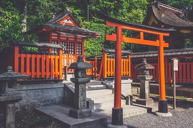 Templo tradicional japonés, con la puerta torii y el santuario