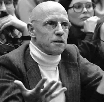 Fotografía de Foucault en una conferencia a estudiantes franceses