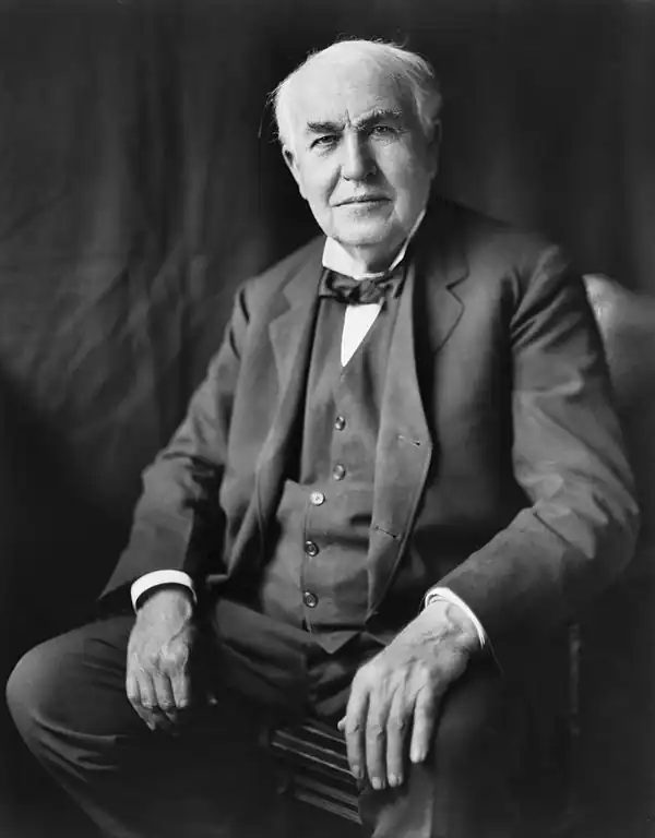 Retrato a tres cuartos de Thomas Alva Edison en 1922 (75 años)
