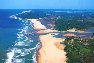 Boca de un estuario y aguas marinas costeras Boca de un estuario y aguas marinas costeras, parte de un ecosistema acuático de agua dulce y salada