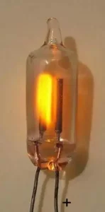 Cátodo en una lámpara de neón, 1.9cm
