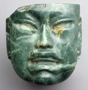 Máscara; Siglo X-VI a. C.; jadeíta; alto: 17,1 cm, ancho: 16,5 cm; Museo Metropolitano de  Arte