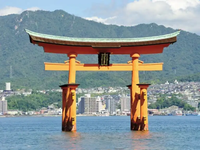 Puerta torii de Miyajima, la puerta torii es símbolo universal del shinto
