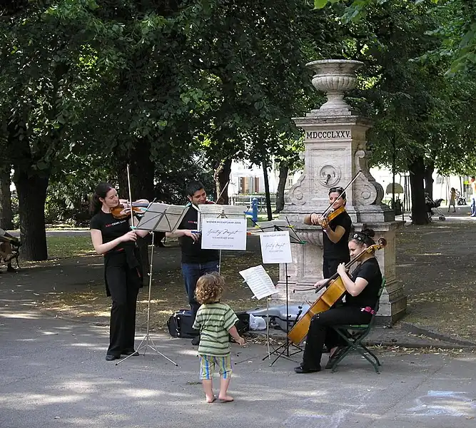 Cuarteto de cuerdas tocando para el año de Mozart en el Campus de la Universidad de Viena