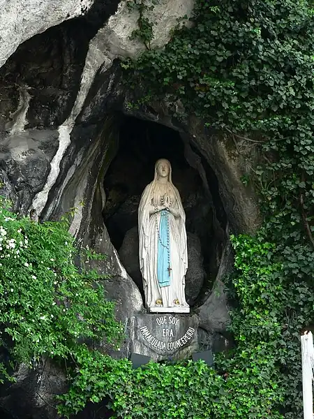 Virgen de Lourdes Virgen de Lourdes, con la inscripción en Gascón