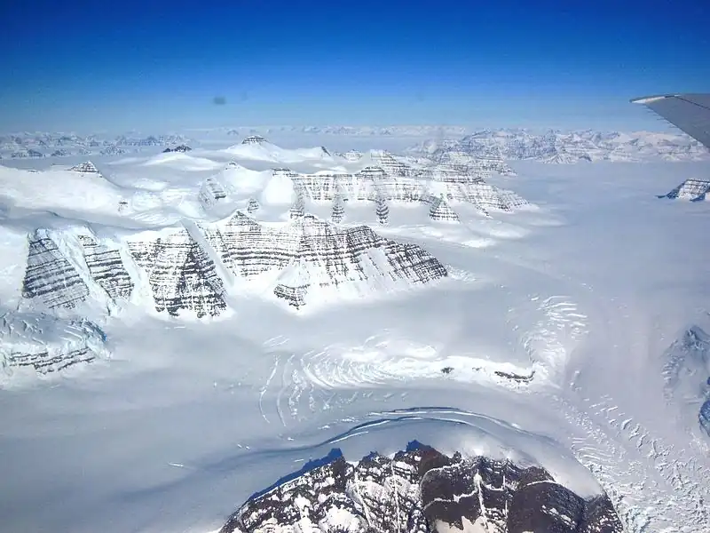 Glaciar Geikie Plateau y los picos de las montañas en el este de Groenlandia vistos desde el P-3B de la NASA